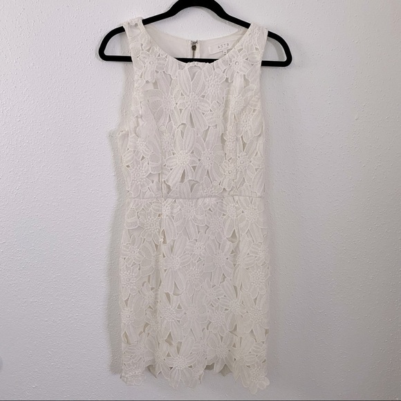 ASTR The Label White Textured Floral Bodycon Dress Sz. Medium - Picture 1 of 4